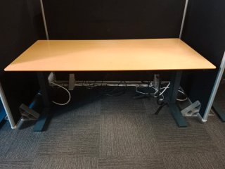 Mesa de escritorio eléctrica beige y gris