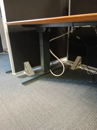 Mesa de escritorio eléctrica beige y gris