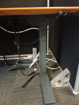 Mesa de escritorio eléctrica beige y gris