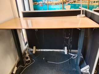 Mesa de escritorio eléctrica beige y gris