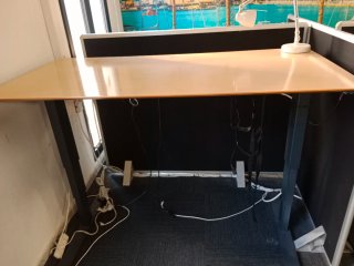 Mesa de escritorio eléctrica beige y gris