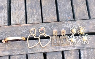 Tres pares de pendientes dorados