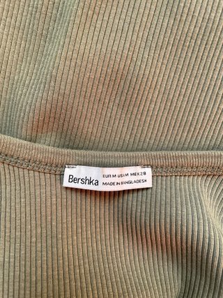 Camiseta Bershka verde militar acanalada