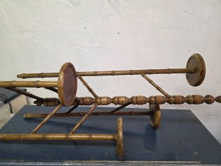 Estantería de madera antigua