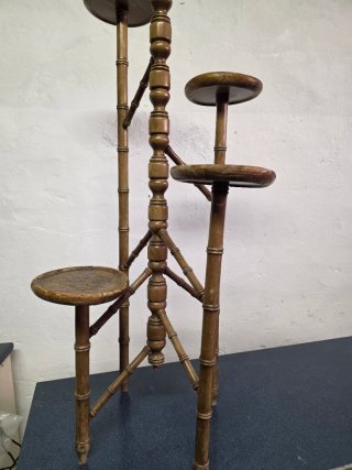 Estantería de madera antigua