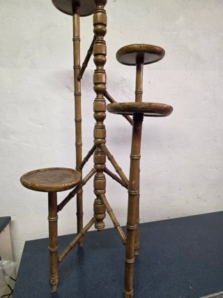 Estantería de madera antigua