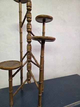 Estantería de madera antigua