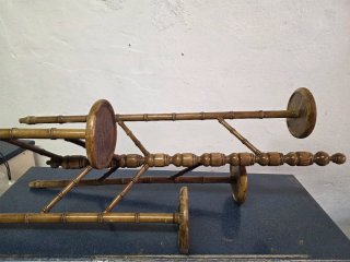 Estantería de madera antigua