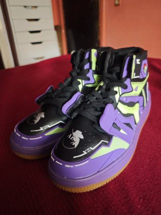 Zapatillas deportivas negras y moradas
