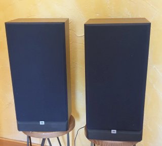 Altavoces JBL P30 Hifi negros y madera