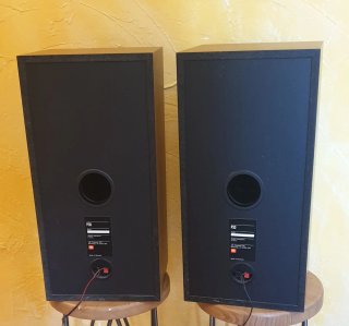 Altavoces JBL P30 Hifi negros y madera