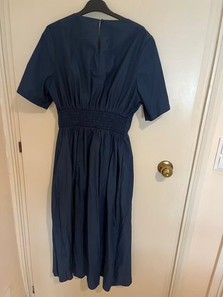 Vestido azul marino con cintura elástica