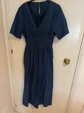 Vestido azul marino con cintura elástica