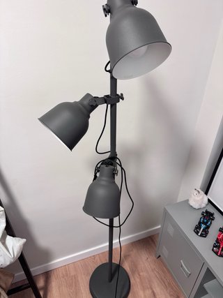 Lámpara de pie IKEA HEKTAR gris