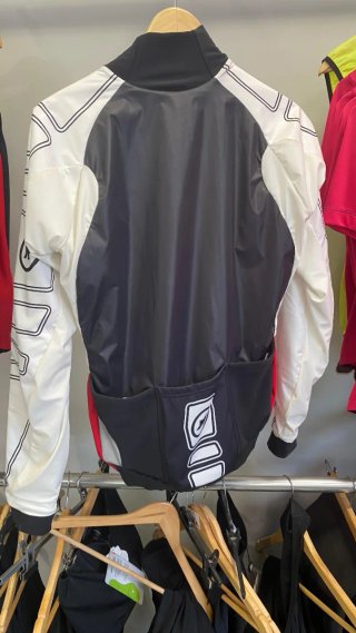 Chaqueta deportiva roja y blanca