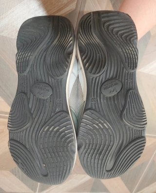 Sneakers WOMSH grigie e arancioni