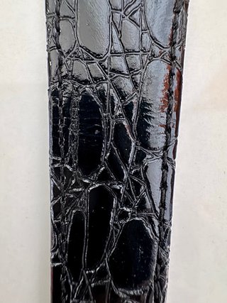 Correa de reloj de piel negra con hebilla dorada