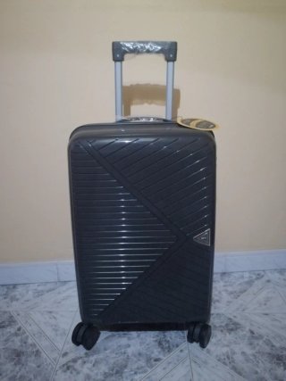 Maleta de viaje gris nueva a estrenar