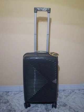 Maleta de viaje gris nueva a estrenar