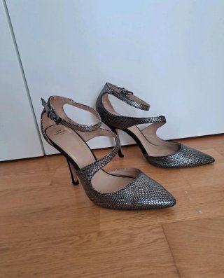 Zapatos de tacón plateados talla 38