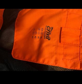 Cortavientos naranja y negro entretiempo