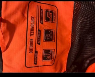 Cortavientos naranja y negro entretiempo