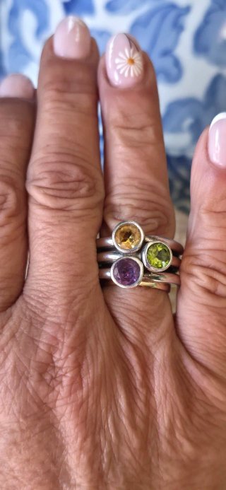 Precioso anillo de plata y semipreciosas