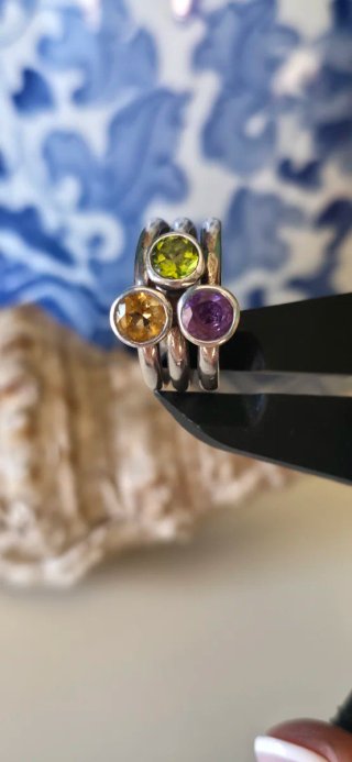 Precioso anillo de plata y semipreciosas