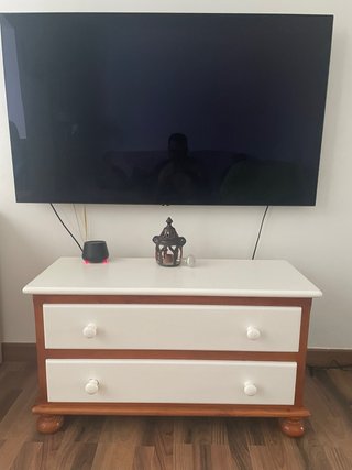 Mueble bajo TV blanco y madera