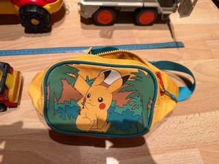 Lote 3 coches juguete y riñonera Pikachu