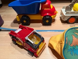 Lote 3 coches juguete y riñonera Pikachu