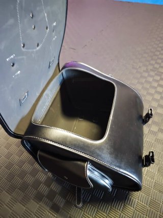 Baúl cuero moto custom