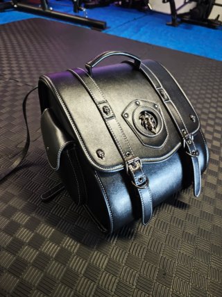 Baúl cuero moto custom