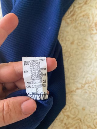 Abito tubino blu con dettagli oro