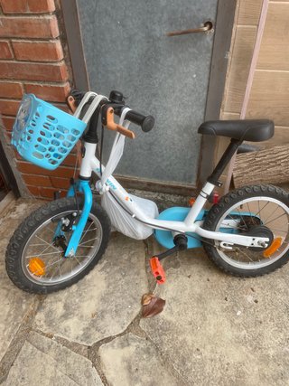 Bicicleta infantil con ruedines