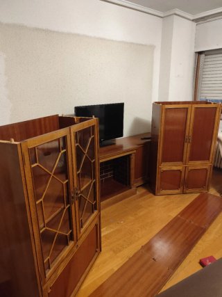 Estantería madera y cristal salón