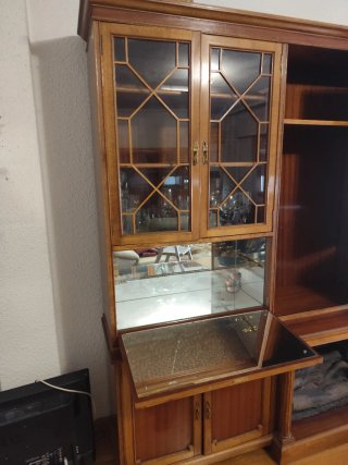 Estantería madera y cristal salón