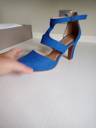 Zapatos y bolso azul