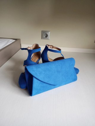 Zapatos y bolso azul