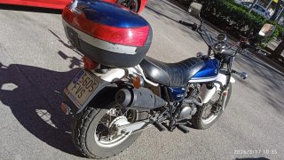 Suzuki Naked Negra y Blanca, 3 cascos y 1 chaqueta