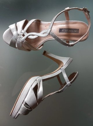 Sandalias G'ANGELA grises y plateadas