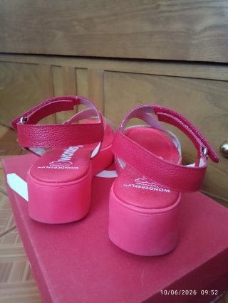 Sandalias doradas, rosas y rojas