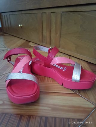 Sandalias doradas, rosas y rojas
