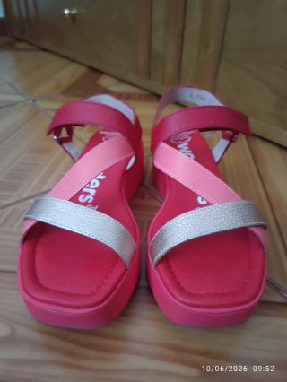 Sandalias doradas, rosas y rojas