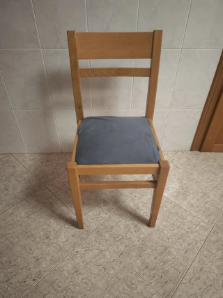 4 Sillas de Madera con Cojín Gris