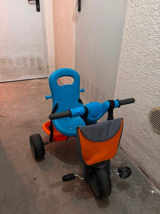 Triciclo infantil azul y naranja