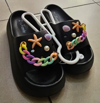 Ciabatte rialzate nere con decorazioni