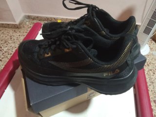 Zapatillas Fila Negras y Doradas