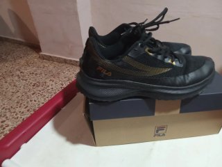 Zapatillas Fila Negras y Doradas
