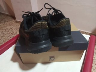 Zapatillas Fila Negras y Doradas
